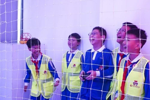 点燃科技梦想：龙华中学多批次学生参与无人机科普，翼飞鸿天助力人才孵化